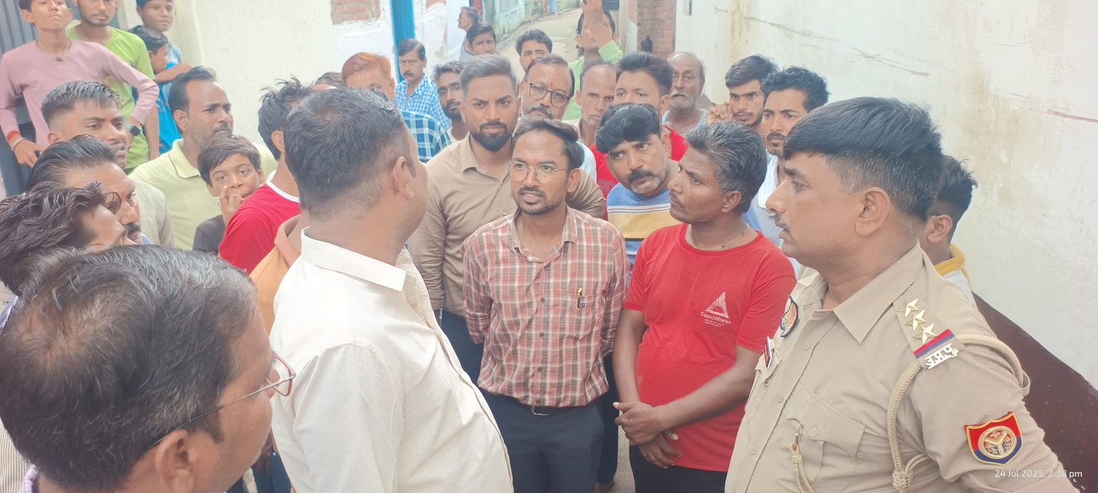 स्मार्ट मीटर लगाने गए कर्मियों का घेराव, एसडीओ से बदसलूकी