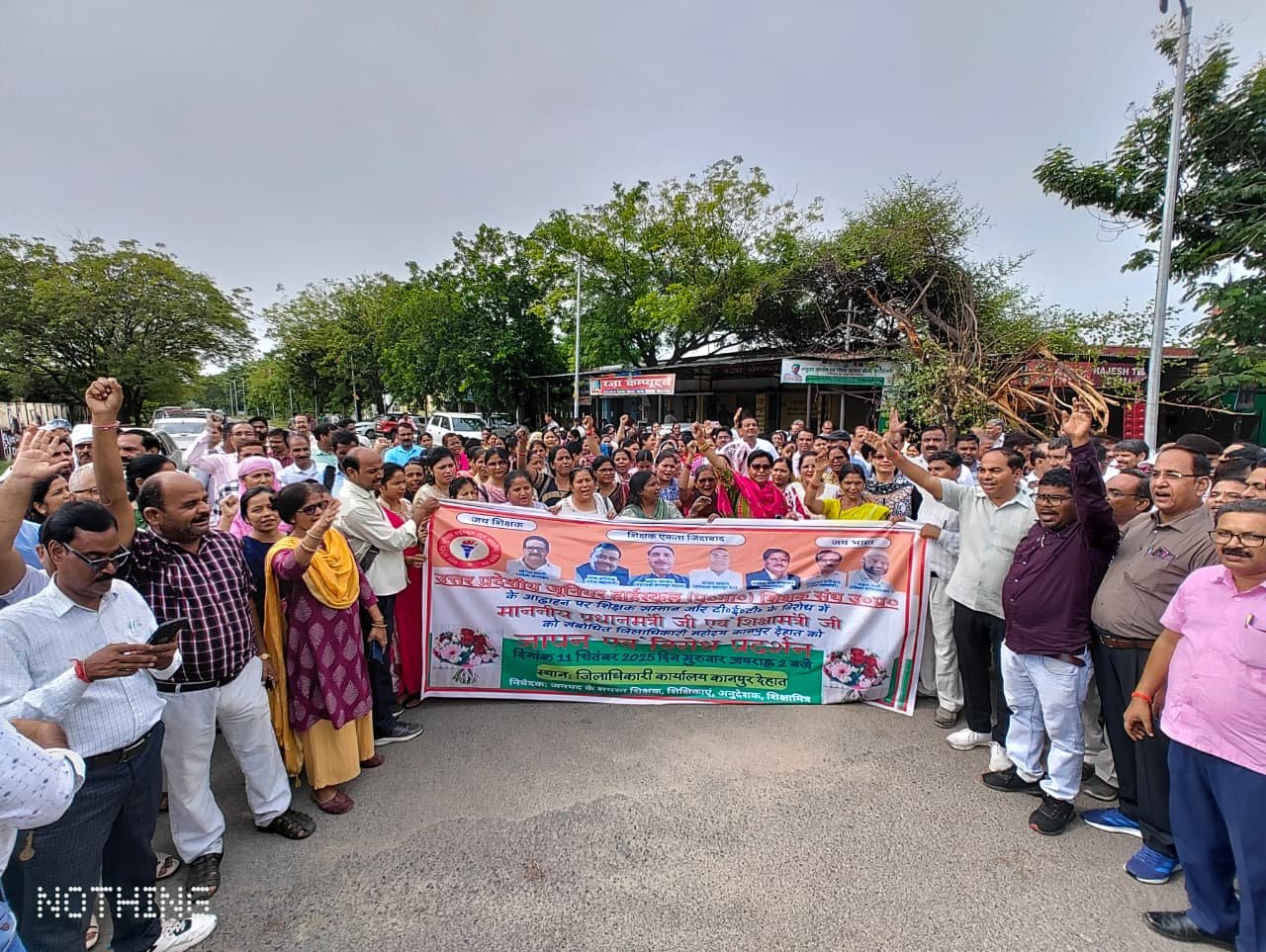 टीईटी अनिवार्यता के खिलाफ बेसिक शिक्षकों का विरोध जिलाधिकारी को सौंपा ज्ञापन