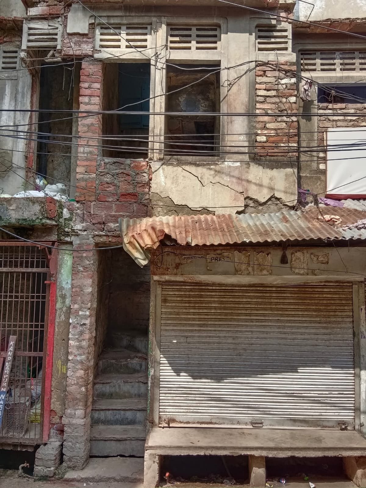 पत्रकारिता के भीष्म पितामह की धरोहर वीरान, शासन-प्रशासन की बेरुख़ी से खंडहर में बदलती इमारत