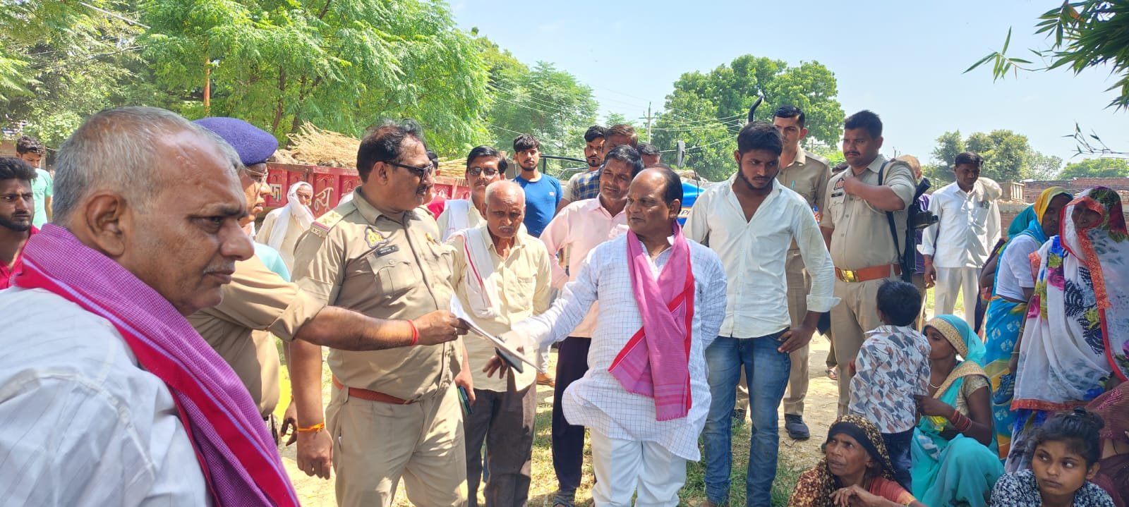 संदिग्ध परिस्थितियों में महिला की मौत मौके पर पहुंचे विधायक बृजेश कठेरिया , क्षेत्रीय अधिकारी व थाना प्रभारी 