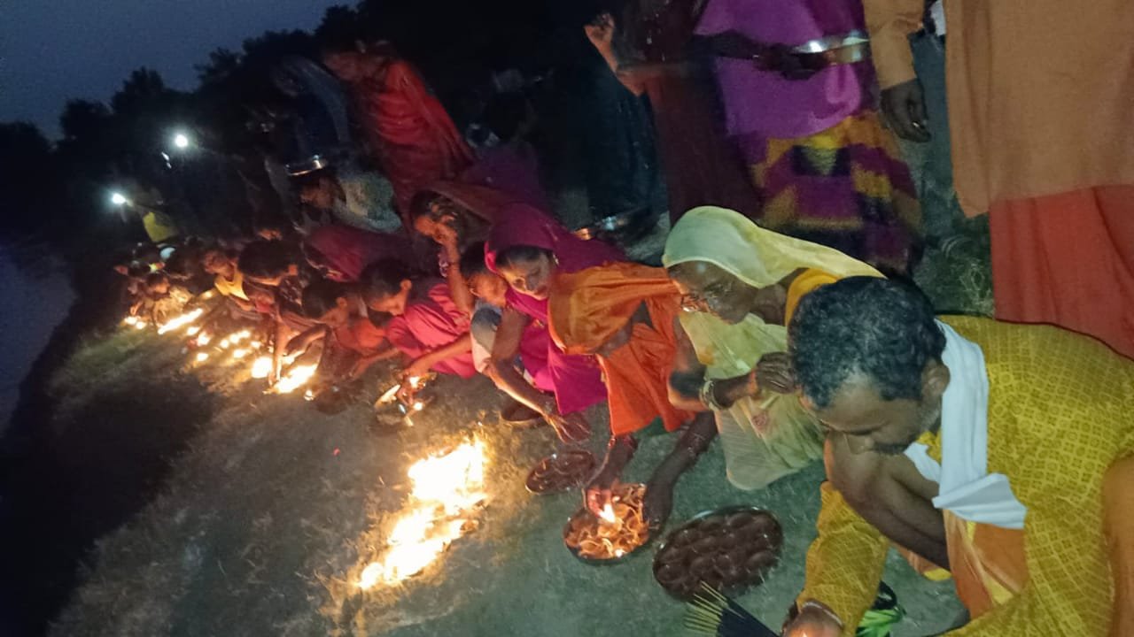 दीपोत्सव  में भक्तिभाव और प्रकाश का संगम।