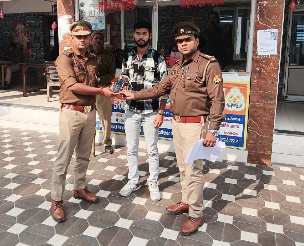 पनकी पुलिस ने CEIR पोर्टल की मदद से गुमशुदा मोबाइल बरामद कर मालिक को सौंपा