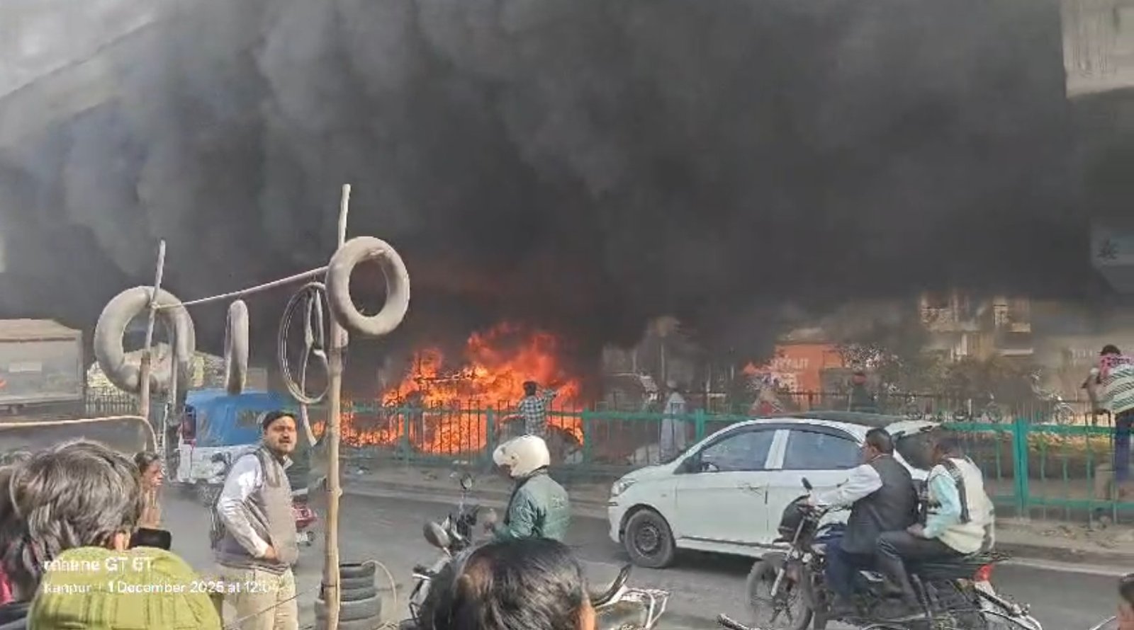 कानपुर में आग का कहर जारी, गद्दे की दुकान धू-धू कर जलकर खाक