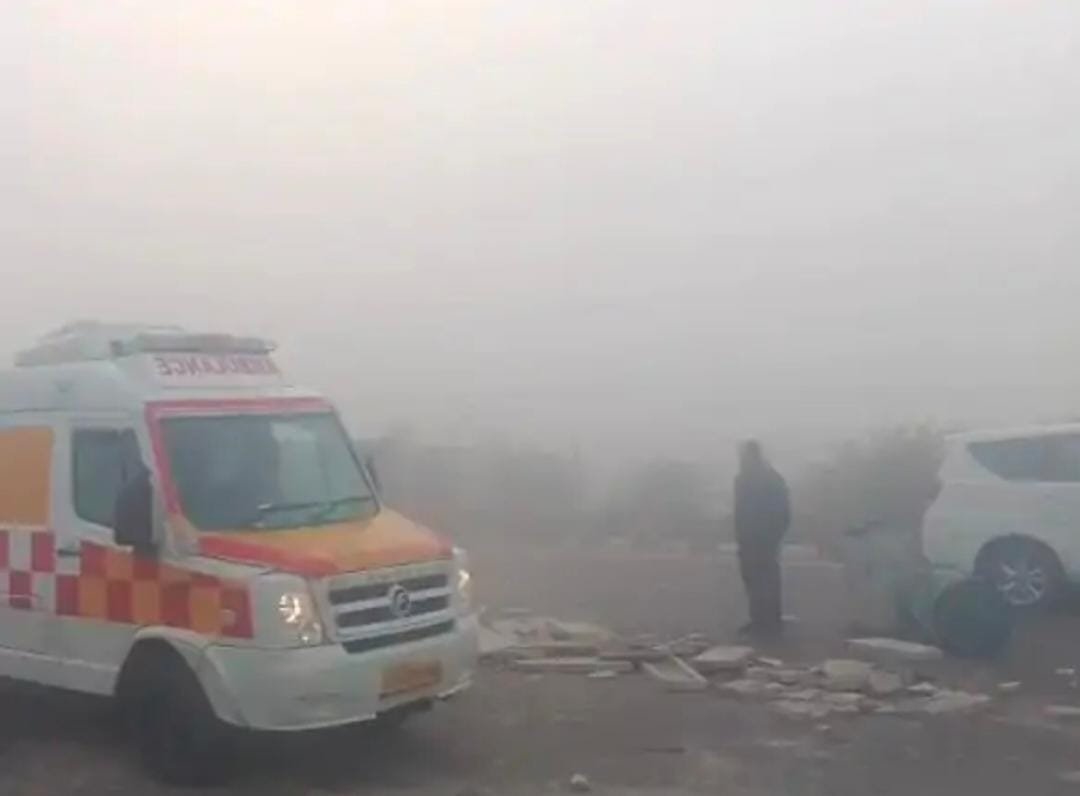 कोहरे के कारण आगरा एक्सप्रेस-वे पर बस–कंटेनर की टक्कर, तीन गंभीर घायल