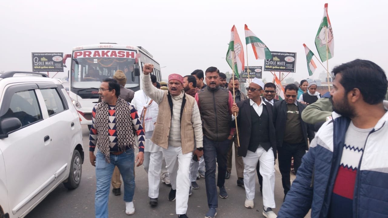 राहुल–सोनिया के समर्थन में कांग्रेस का प्रदर्शन, सैकड़ों कार्यकर्ता हिरासत में