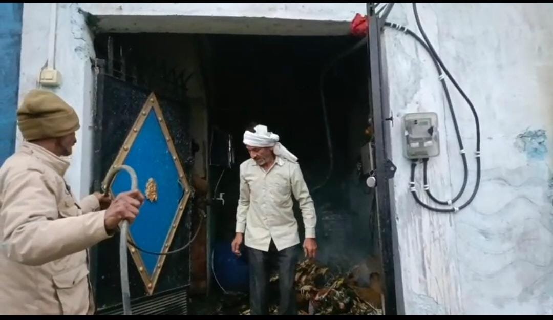 चाऊमीन फैक्ट्री में शॉर्ट सर्किट से लगी भीषण आग, बड़ा हादसा टला