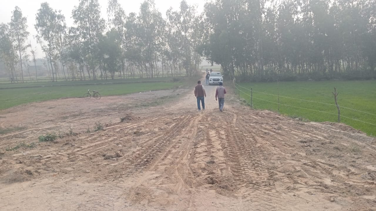 नौगवा सलारपुर पुल पर मिट्टी डालने से बढ़ी परेशानी, डामर न होने से आवागमन बाधित