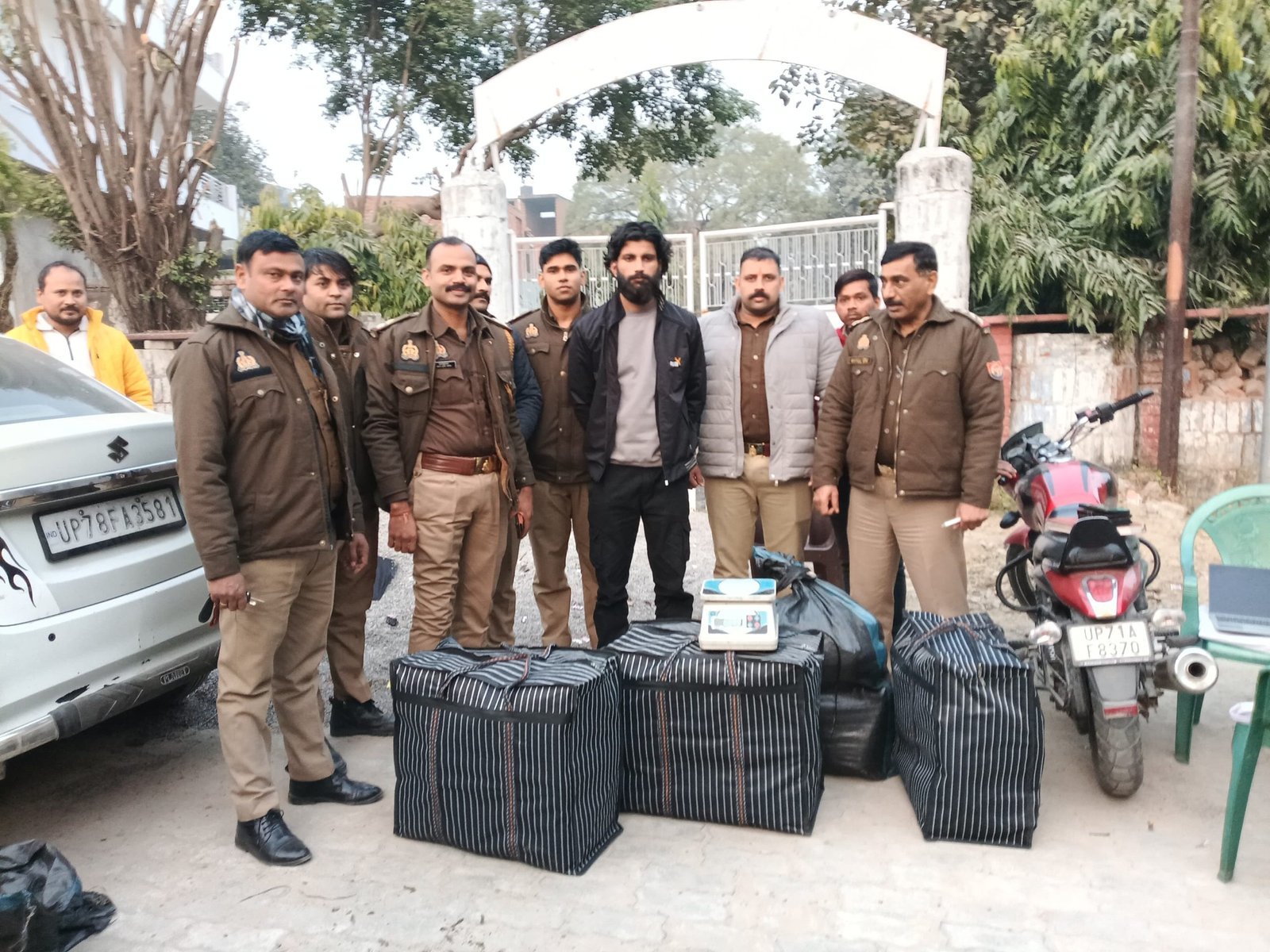 नौबस्ता पुलिस की बड़ी कार्रवाई, सुबह से खड़ी कार से लाखों का गांजा बरामद, एक गिरफ्तार