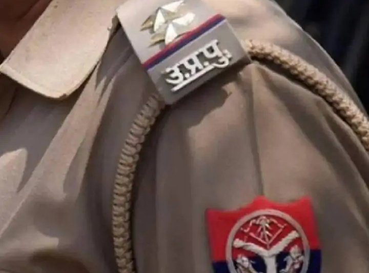 ऑन-ड्यूटी शराब पीते पकड़े गए दो दरोगा, पुलिस कमिश्नर ने तुरंत किया निलंबित