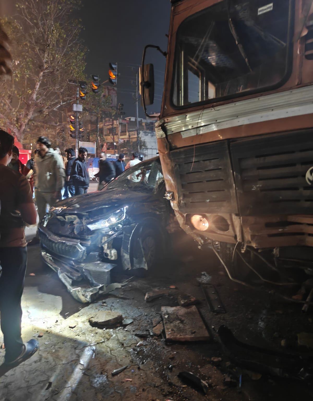 नशे में धुत ट्रक चालक का फजलगंज के मुख्य चौराहे पर कार के उड़ाए परखच्चे से मचा हड़कंप..!!