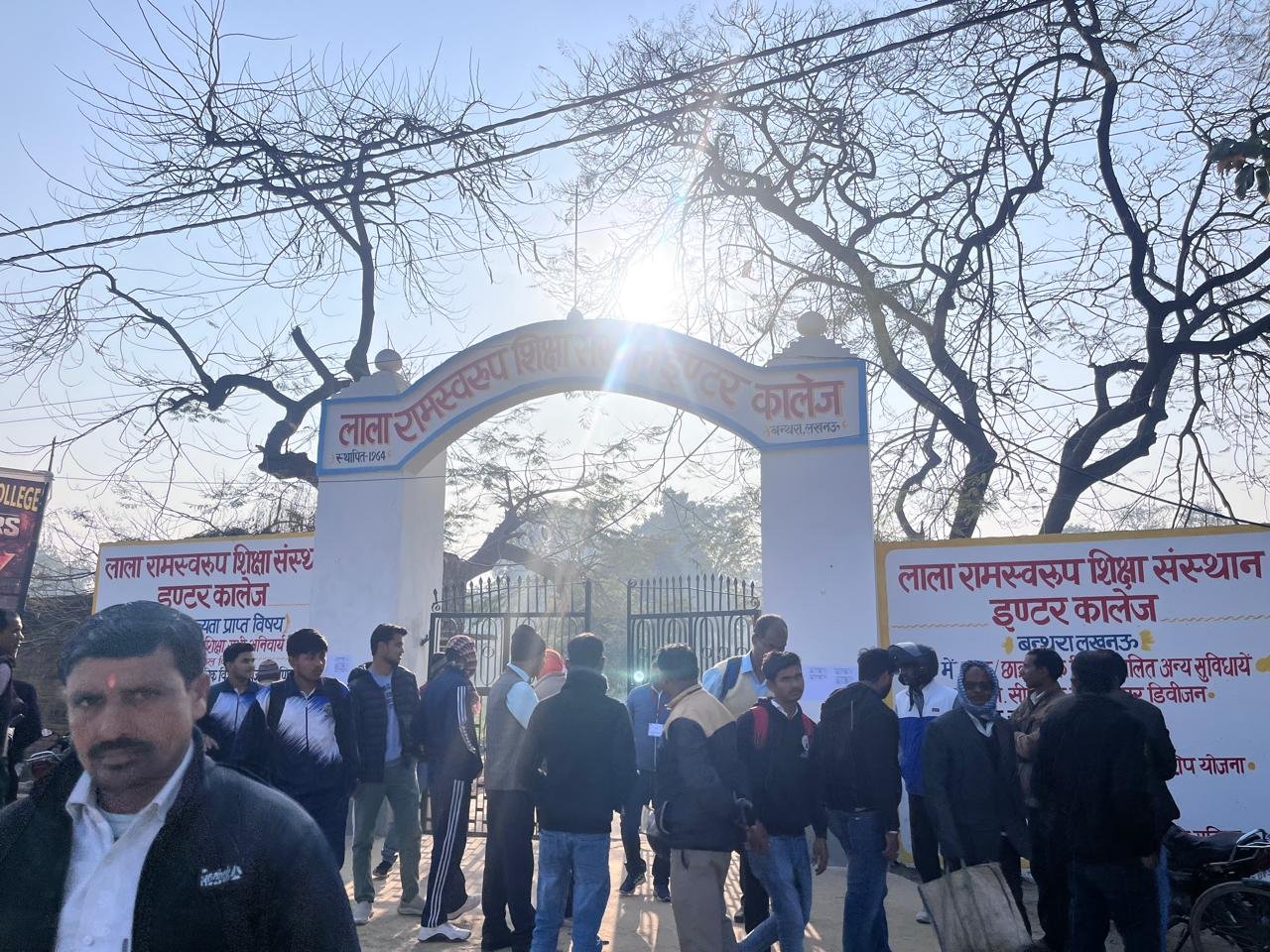 बोर्ड परीक्षा केंद्र पर ‘पार्किंग वसूली’ का आरोप, पहले दिन ही फेल हुई व्यवस्था।