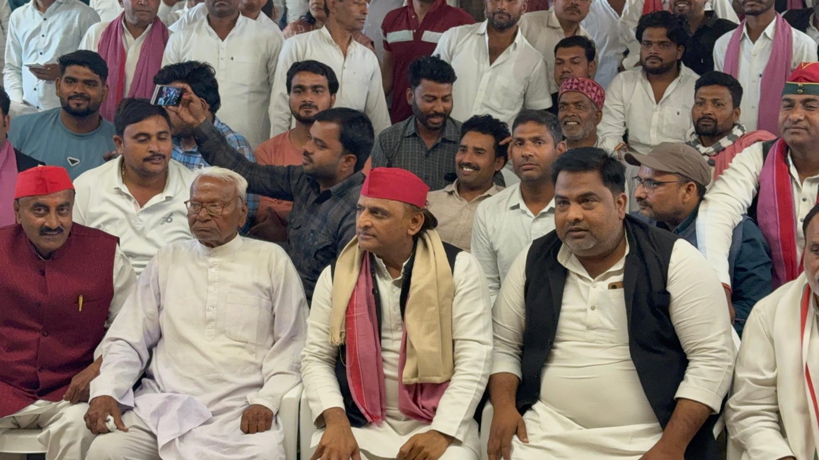 युद्ध के बीच शालीनता से मनाएं होली : अखिलेश यादव 