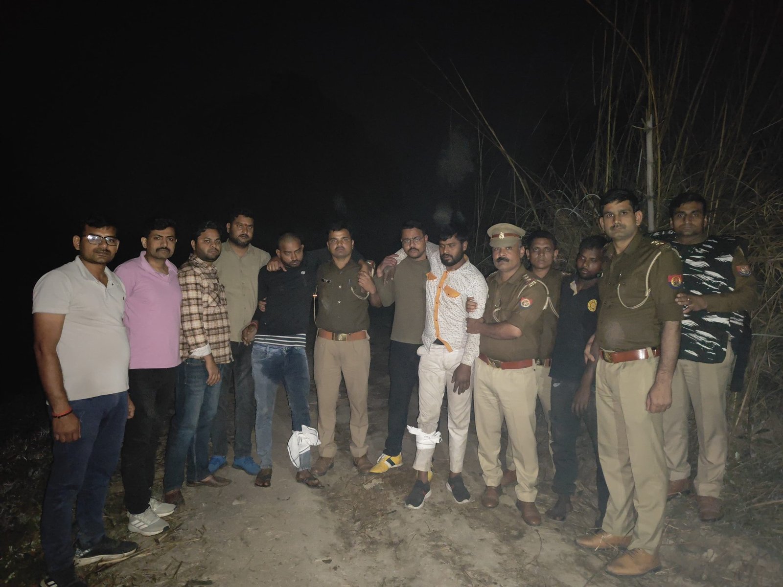 नवाबगंज पुलिस से मुठभेड़ में दो शातिर लुटेरे गिरफ्तार, दोनों के पैरों में लगी गोली