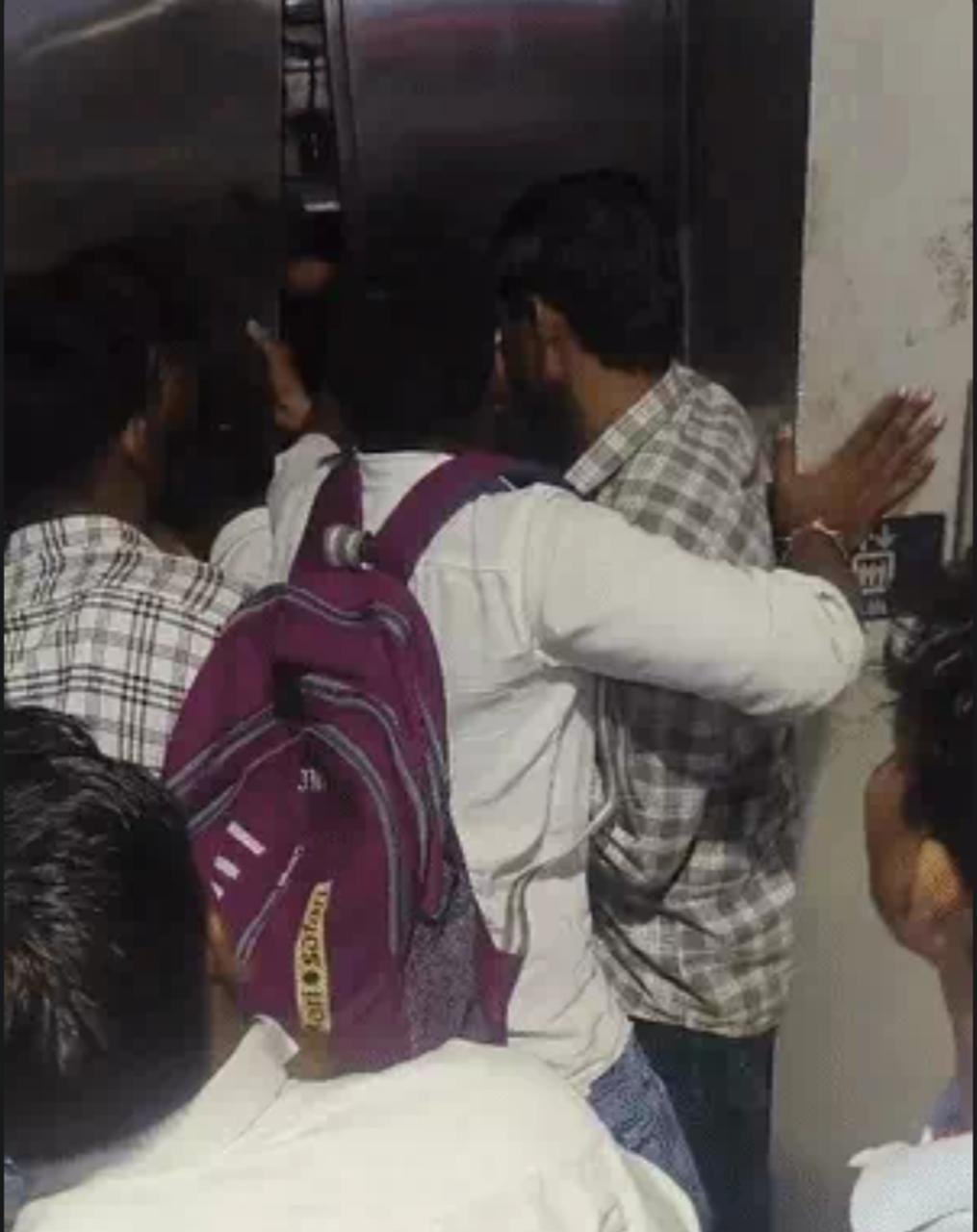 कानपुर सेंट्रल स्टेशन की लिफ्ट में फंसे 18 यात्री, दरवाजा तोड़कर बाहर निकाला गया