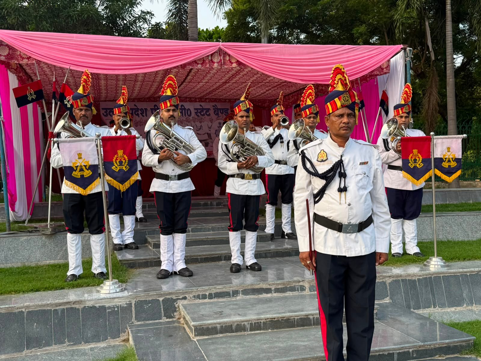 पीएसी स्टेट बैंड 35 वीं वाहिनी द्वारा जनेश्वर मिश्र व डा० राममनोहर लोहिया पार्क में देश भक्ति की धुनों की हुई शानदार प्रस्तुति पॉप