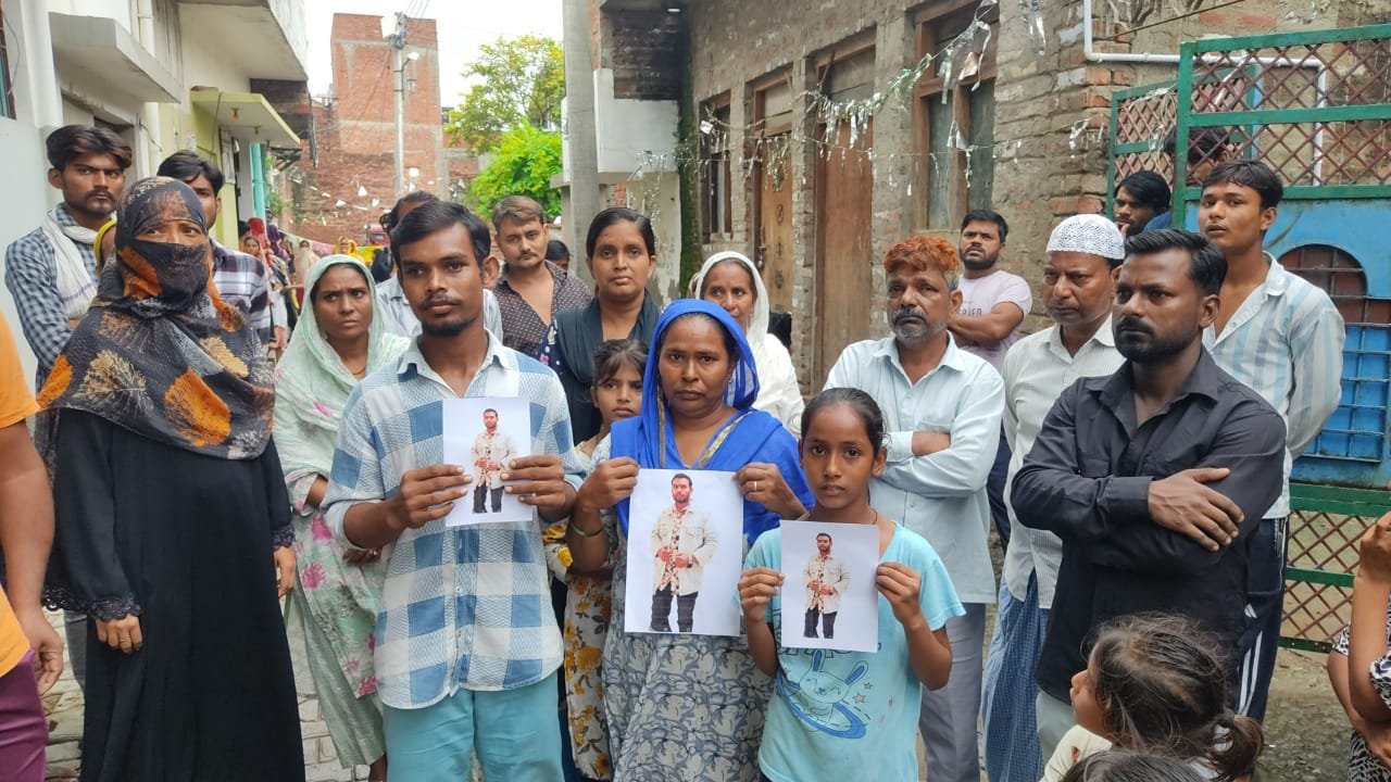 तिलियाकोट में एक मां अपने बेटे की सलामती को लेकर परेशान